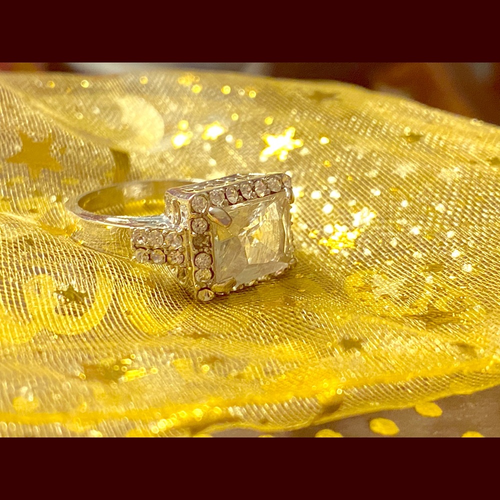 Stunning Diamond Ring (Z28)